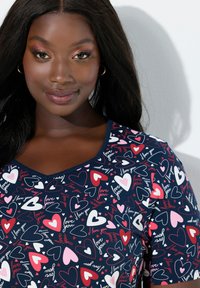 Dunkelblaues T-Shirt mit V-Ausschnitt, versehen mit einem Muster bunter Herzen und dem Text "love you" in Rot, Pink, Weiß und Blau. Weiche Stoffstruktur.