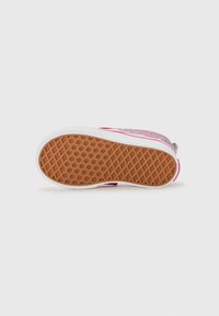 Sneaker avec une semelle en caoutchouc présentant un motif en nid d'abeille, un dessus en paillettes roses, des bords blancs et un accent rose à l'arrière du talon.