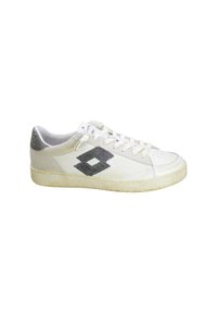 Sneaker bianche con un logo grigio testurizzato, design con lacci e suola in gomma leggermente consumata. Superiori in pelle liscia e tessuto.