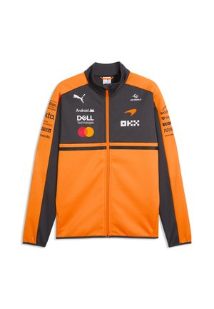 Oranje en donkergrijze racejas met sponsorlogo's, volledige ritssluiting vooraan en lange mouwen.