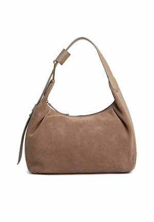 Brūna zamšādas plecu soma ar mīkstu taisnstūrveida formu, vienu regulējamu siksnu un rāvējslēdzēja aizdari augšpusē.