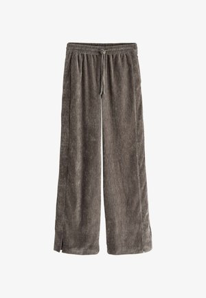 Grå, vidde bukser med snøre i taljen, lavet af blød, tekstureret stof. Har sideslids ved bunden for ekstra stil.