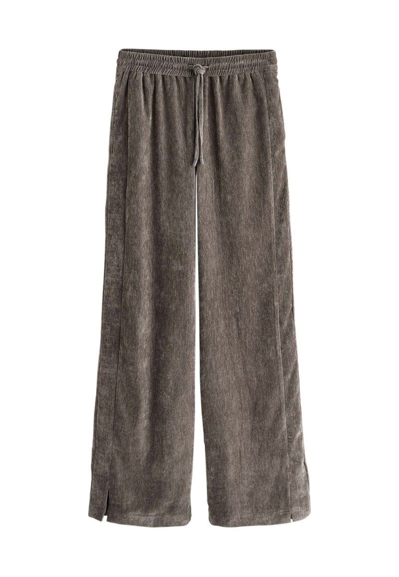 Grijze, wijde broek met een tailleband met trekkoord, gemaakt van zachte, gestructureerde stof. Bevat zijsplitten aan de onderkant voor extra stijl.