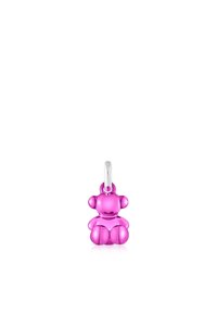 Un charm en forma de oso de color rosa con un acabado brillante, que presenta formas redondeadas y un lazo plateado para su sujeción. Textura suave, diseño juguetón.