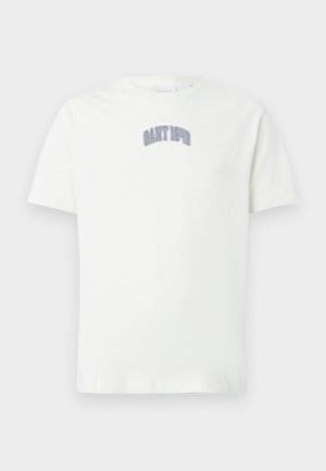 Balta medvilninė marškinėliai su mėlynu siuvinėtu "GANT 1949" logotipu ant krūtinės. Klasikinio stiliaus apvalus kaklas ir trumpomis rankovėmis.