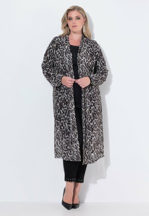 Leopardenmuster, leichtgewichtige lange Kimono-Jacke mit offenem Vorderteil, fließenden Ärmeln und strukturiertem Stoff, kombiniert mit schwarzem Oberteil und verzierten Hosen.