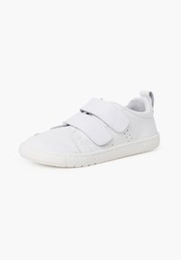 Weiße Sportschuhe mit zwei breiten Klettverschlüssen. Hergestellt aus glattem synthetischen Material, mit einer strukturierten Gummisohle und minimalen Nähdetails.