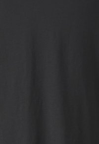 Tricou din bumbac negru cu o textură netedă, decupaj rotund la gât și fără modele sau logo-uri vizibile. Design drept.