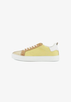Sneaker basso in beige e giallo con suola bianca, linguetta posteriore bianca e lacci bianchi con dettagli marroni, mostrato su uno sfondo bianco.