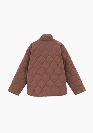 Giacca marrone trapuntata con motivo ondulato cucito, maniche lunghe e colletto rialzato, vista da dietro su sfondo bianco.