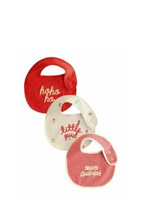 Drei Babyschürzen: eine rote Schürze mit "ho ho ho", eine cremefarbene Schürze mit bunten Designs und "little pud" sowie eine rot-weiße gestreifte Schürze mit "team rudolph".