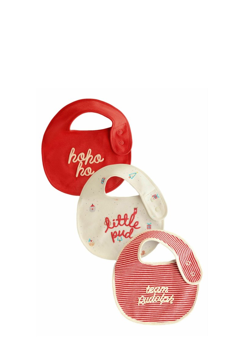 Drei Babyschürzen: eine rote Schürze mit "ho ho ho", eine cremefarbene Schürze mit bunten Designs und "little pud" sowie eine rot-weiße gestreifte Schürze mit "team rudolph".