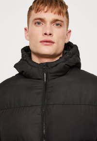 Jack & Jones CHILI PUFFER HOOD - Giacca invernale - schwarz