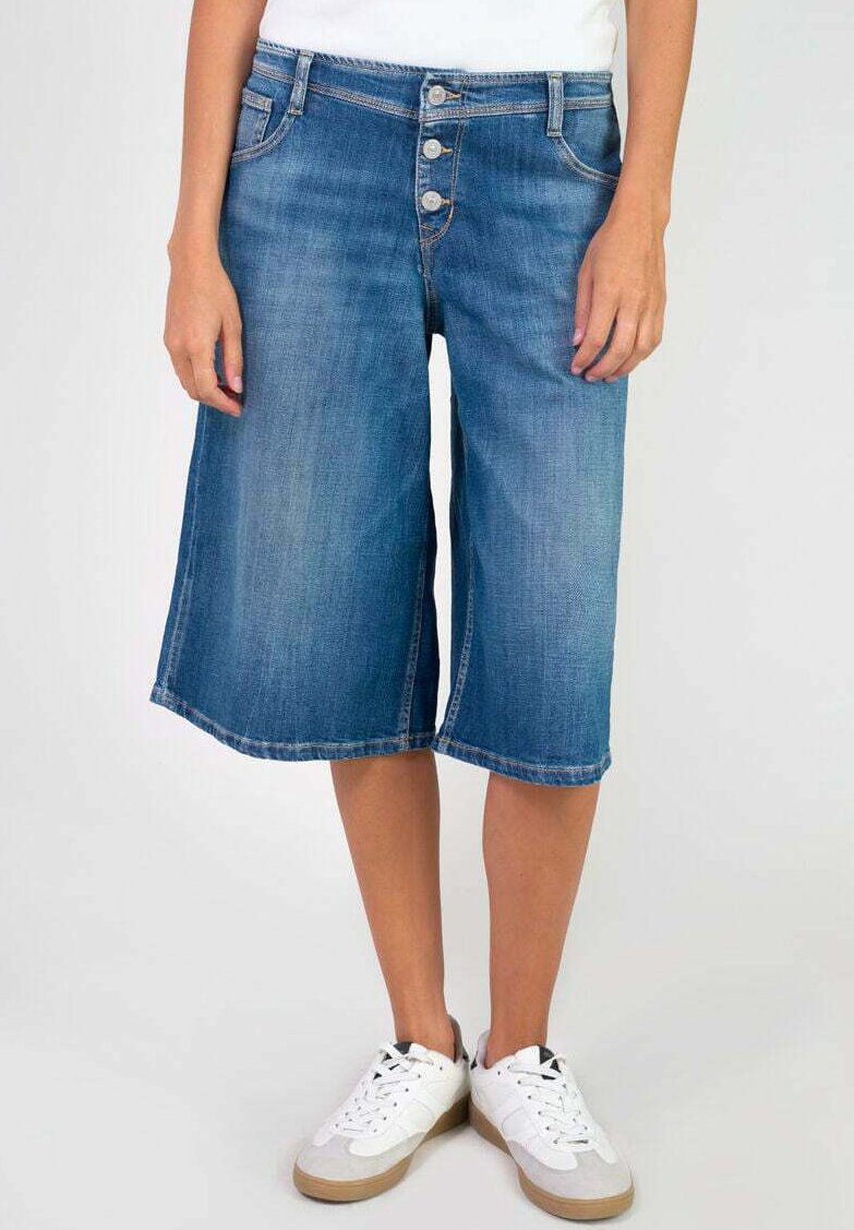 Culottes en denim bleu clair avec une légère décoloration, dotés d'une fermeture à cinq boutons, de poches standard et d'une coupe droite jusqu'au genou.