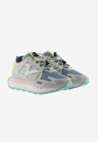 Zapatillas deportivas en malla de color azul claro, gris y rosa con un acabado texturizado. Presentan acentos en verde neón y una suela distintiva acolchada.