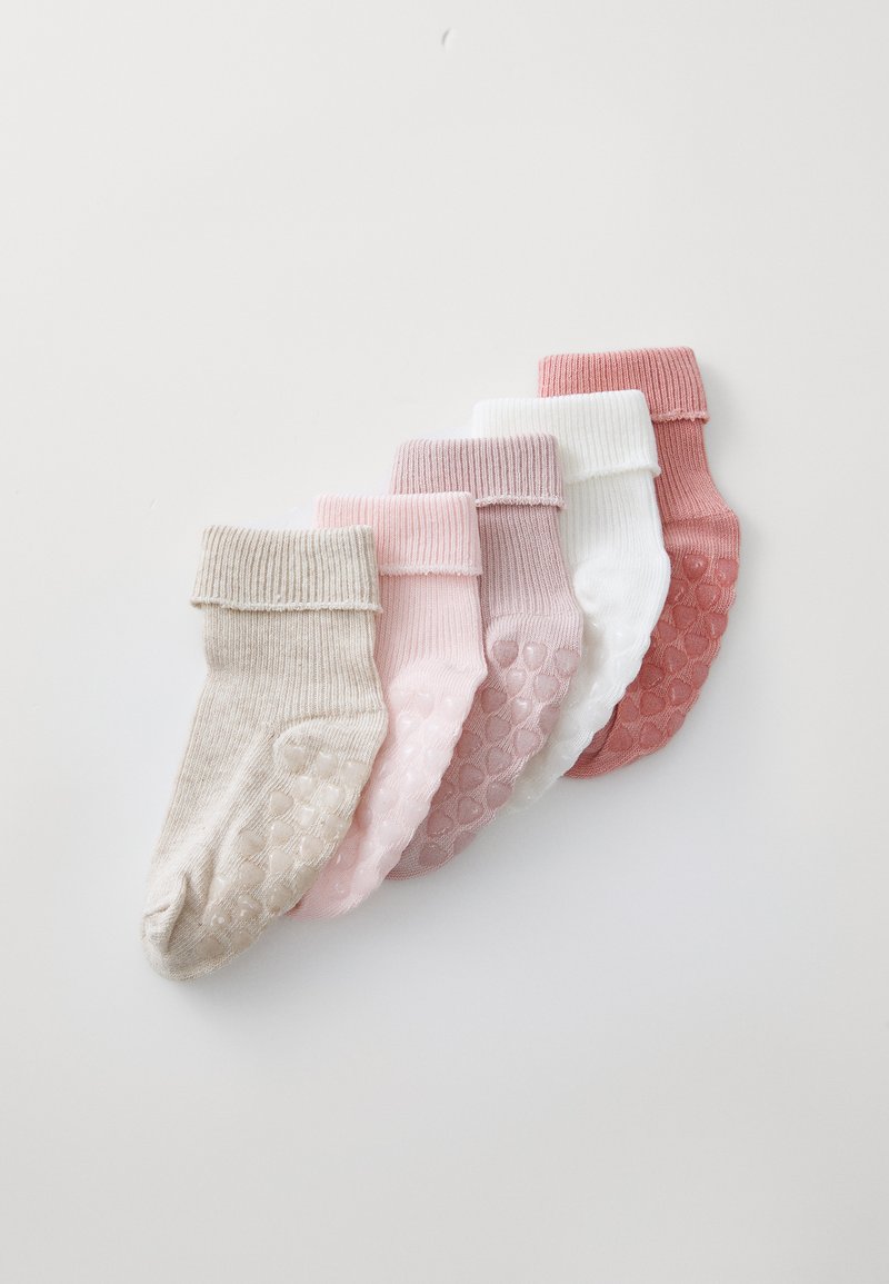Cinco pares de meias de bebé em várias cores pastel: bege, rosa claro, branco, rosa suave e vermelho. Todas têm punhos canelados e fundos texturizados.