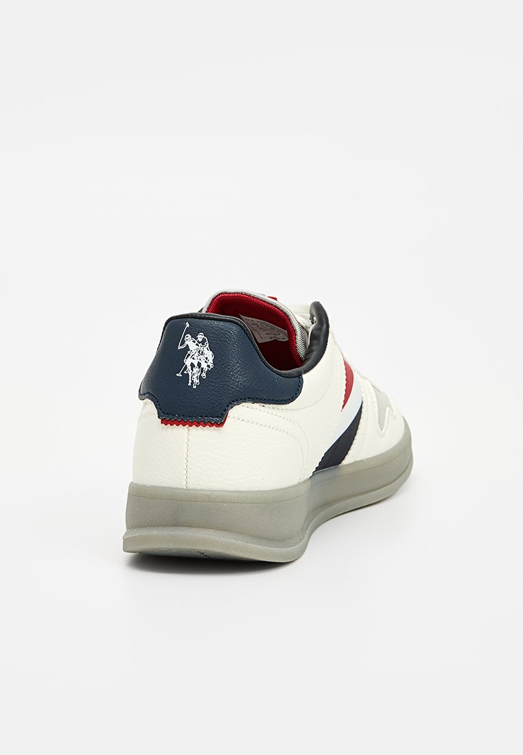Baskets en cuir blanc avec des accents bleu marine et rouge. Présentent une surface texturée et un logo sur le talon. Semelle en caoutchouc pour l'adhérence.