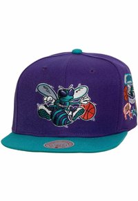 Mitchell & Ness SIDEPATCHES CHARLOTTE HORNETS - Gorra - purple