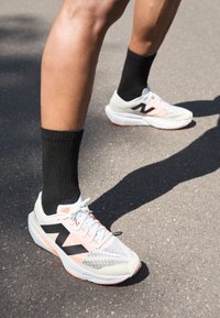 FUELCELL REBEL V4 - Hardloopschoenen voor op de weg - white