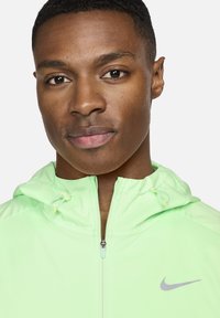 Nike Performance Chaqueta de running - vapour green light iron ore
