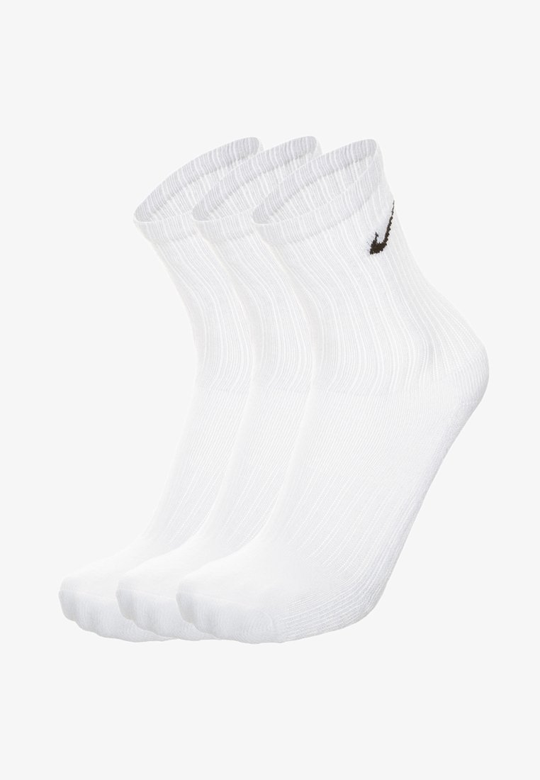 Calzini bianchi in cotone con texture a coste, dotati di logo Nike nero. La confezione include tre paia, design alla caviglia.