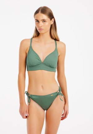 Zielony prążkowany zestaw bikini, składający się z trójkątnego stanika z cienkimi ramiączkami oraz regulowanymi wiązaniami po bokach dołu. Miękka, teksturowana tkanina.