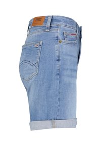 Svetle modré džíny kraťasy s ohrnutými manžetami, s koženou značkovou nášivkou na zadní straně a malým logem na kapse.