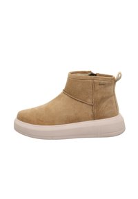 Botas de tobillo de ante en color beige con punta redondeada, un collar corto y un zipper en el costado. Presentan una suela de goma ligera y una superficie texturizada.