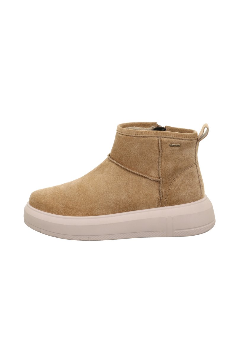 Botas de tobillo de ante en color beige con punta redondeada, un collar corto y un zipper en el costado. Presentan una suela de goma ligera y una superficie texturizada.