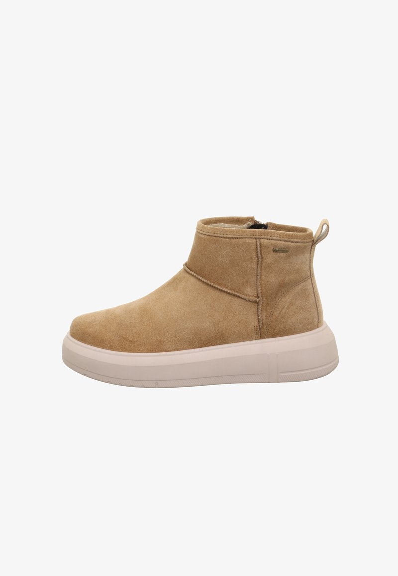 Botas de tobillo de ante en color beige con punta redondeada, un collar corto y un zipper en el costado. Presentan una suela de goma ligera y una superficie texturizada.