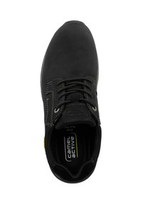 Schwarzer Sneaker mit glatter Textur, runder Zehe und kontrastierenden gelben Akzenten. Verfügt über ein Schnürdesign und eine gebrandete Innensohle.
