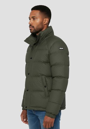 Olivengrøn dunjakke med høj krave, knaplukning foran, sidelommer og struktureret stofdetalje. Brandlogo på ærmet.