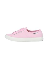 Sneaker in tela rosa con punta arrotondata, suola in gomma bianca, sei passanti in argento e etichetta con logo sul lato. Design minimalista e texture leggera.