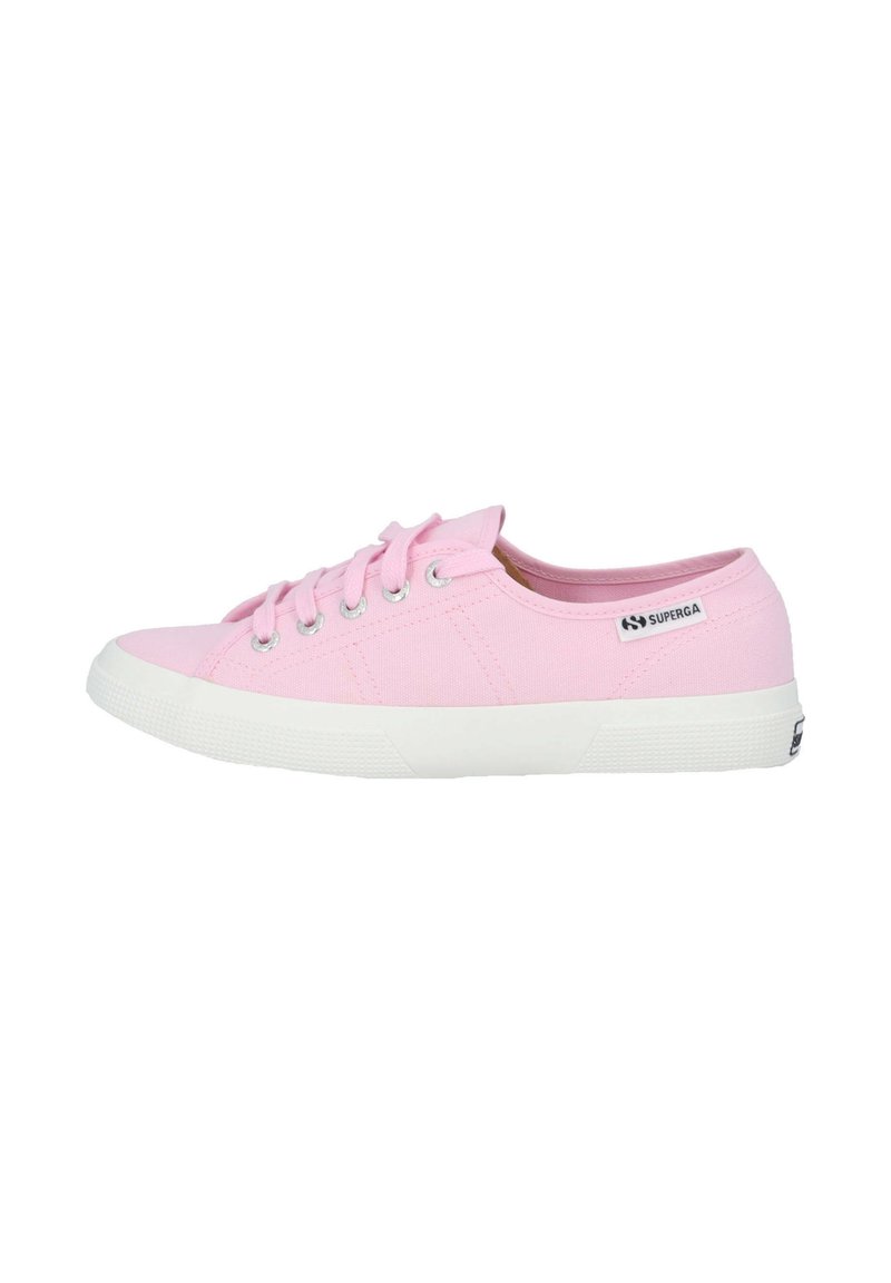 Sneaker in tela rosa con punta arrotondata, suola in gomma bianca, sei passanti in argento e etichetta con logo sul lato. Design minimalista e texture leggera.