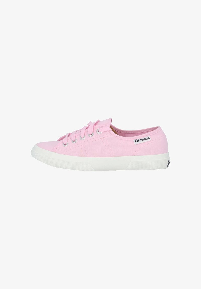 Sneaker in tela rosa con punta arrotondata, suola in gomma bianca, sei passanti in argento e etichetta con logo sul lato. Design minimalista e texture leggera.