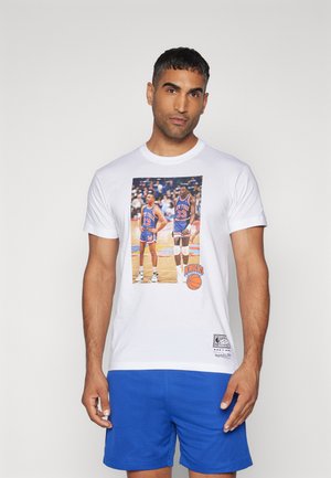 Mitchell & Ness NBA NEW YORK KNICKS PLAYER PHOTO TEE - Klubiriided - white