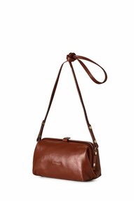 Borsa a mano in pelle marrone con una tracolla annodata, forma arrotondata e dettagli in metallo dorato. Presenta una chiusura a pattina e una texture liscia.
