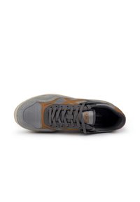 Sneaker grigio con accenti marroni; materiali in rete e suede; lacci piatti; suola in gomma; logo sulla linguetta; design della punta arrotondata.