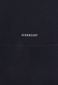 Morska odzież sportowa z białym logo AEROREADY. Gładki, elastyczny materiał z płaskimi szwami dla komfortu i minimalizacji otarć.