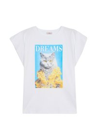 Witte t-shirt met korte mouwen waarop een afbeelding van een kat in een gele jurk staat. Boven de kat staat de tekst "DREAMS". Van zacht katoen.