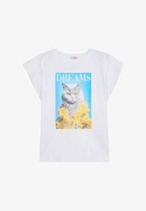 Witte t-shirt met korte mouwen waarop een afbeelding van een kat in een gele jurk staat. Boven de kat staat de tekst "DREAMS". Van zacht katoen.