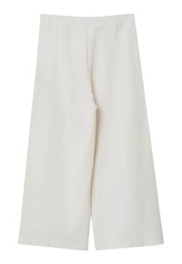 Weit geschnittene Hosen in einer hellen Cremefarbe, mit einer glatten Stoffoberfläche, gefälteltem Vorderteil und ohne sichtbare Beschläge oder Verzierungen.