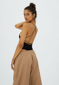 Stradivarius NAHTLOSER MIT MODISCHEM RÜCKEN  - Top - black