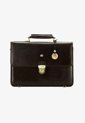 Bruine leren aktetas met een glanzende gouden sluiting, bovenhandgreep en logo-tag. Glad oppervlak met subtiele stiksels en metalen accenten.