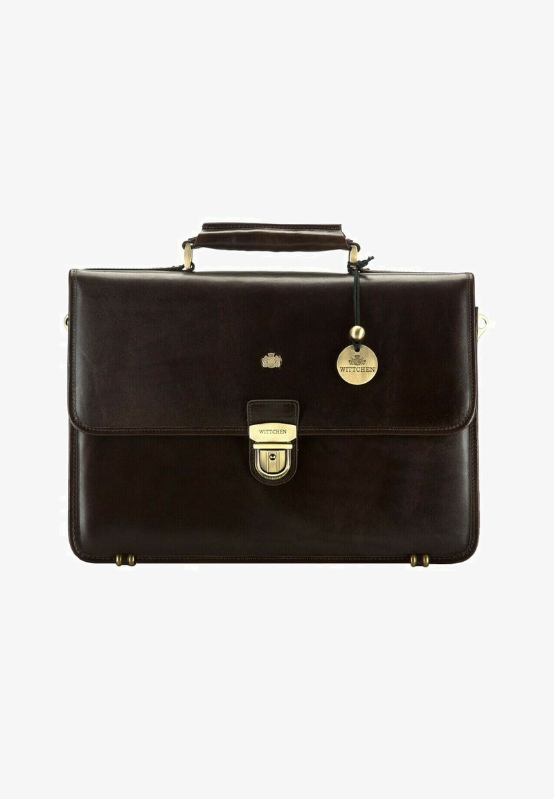 Bruine leren aktetas met een glanzende gouden sluiting, bovenhandgreep en logo-tag. Glad oppervlak met subtiele stiksels en metalen accenten.