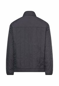 Zwarte doorgestikte jas met lange mouwen, staande kraag en verticale stikdetails, gezien vanaf de achterkant.