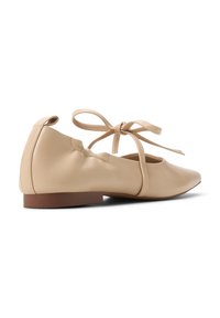 Beige Leder-Ballettschuh mit spitz zulaufender Zehe, schlanken Knöchelriemen, gerafftem Detail an der Ferse und niedrigem braunem Absatz.