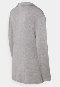 Γκρι μακρυμάνικη μπλούζα με κολάρο, μαλακή υφή και χαλαρή εφαρμογή. Διαθέτει απλό σχέδιο και ευθύ στρίφωμα.