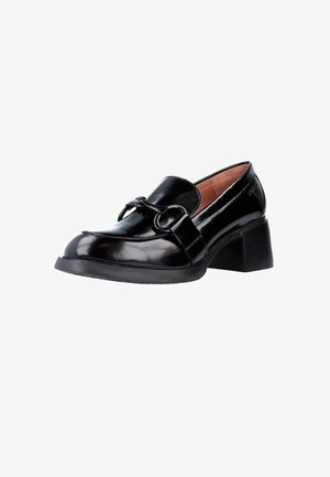 Chaussure à talon carré en cuir verni noir avec un bout arrondi, dotée d'une boucle décorative et d'une semelle texturée pour plus de durabilité.