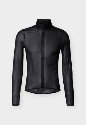 Jachetă neagră ușoară, cu mâneci lungi, cu fermoar frontal și guler în picioare, realizată dintr-un material ușor transparent, plisat, pe fundal simplu.